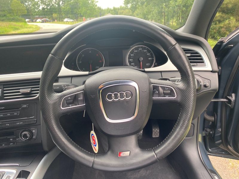 AUDI A4 AVANT 2.0 TDI S line Multitronic 5dr 2009