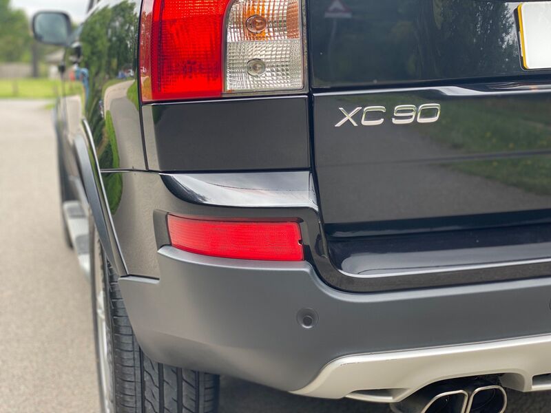 VOLVO XC90 2.4 D5 R-Design SE Geartronic AWD 5dr 2010